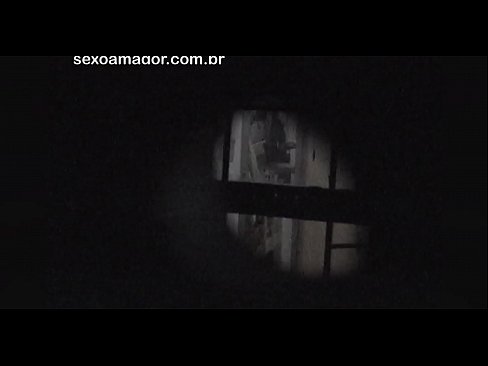 ❤️ Blondi saa salaa videokuvaa naapuruston tirkistelijältä piilossa onttojen tiilien takana ☑ Pornovideo at us ❌️